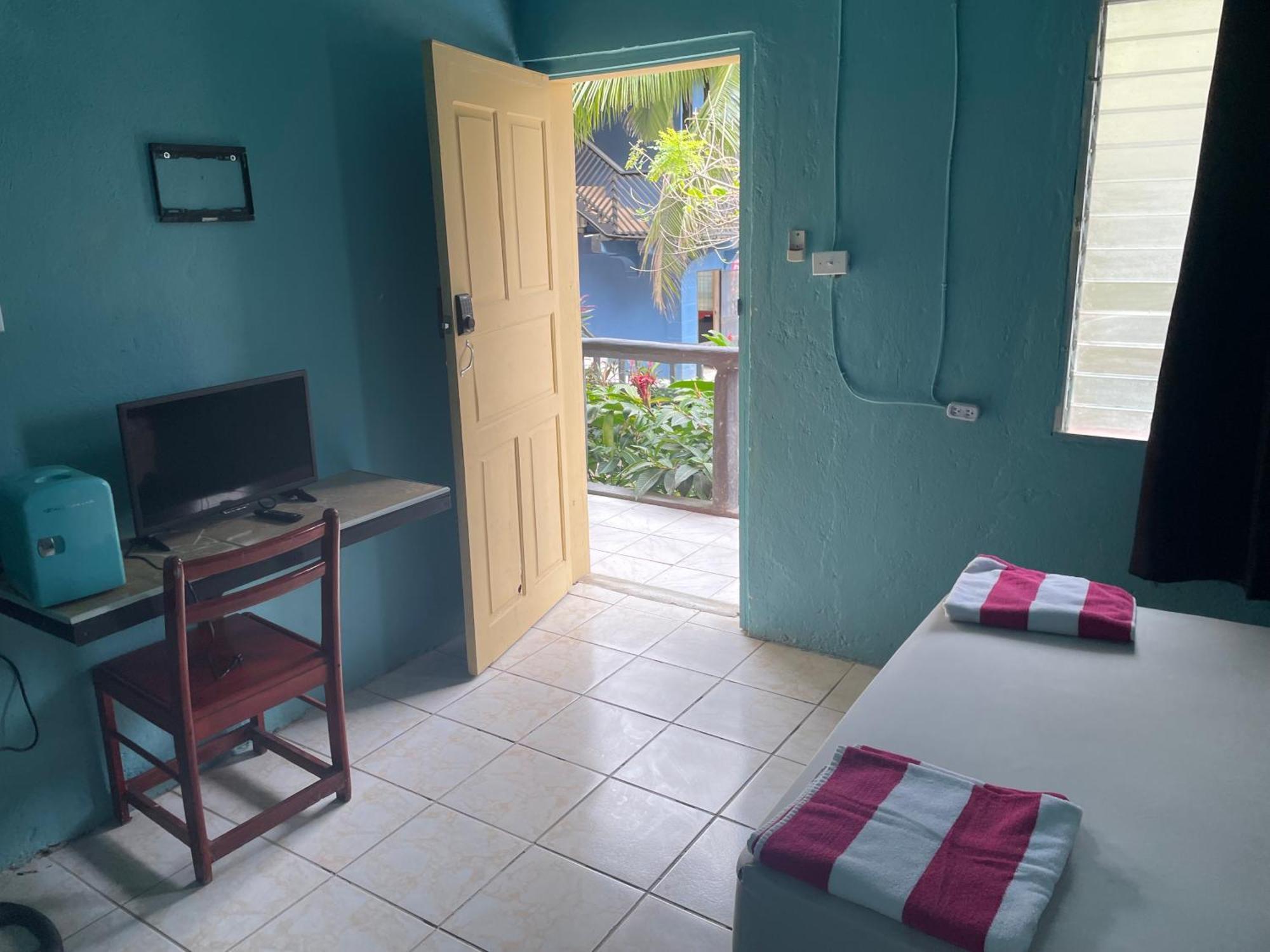 Airport Inn Roatan ภายนอก รูปภาพ