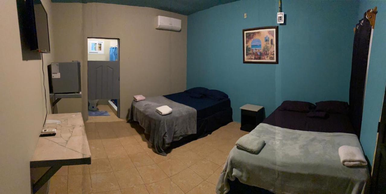 Airport Inn Roatan ภายนอก รูปภาพ